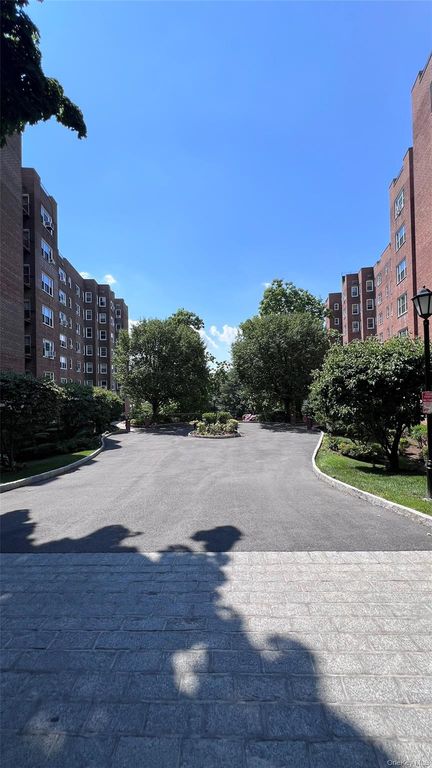 290 Collins Avenue 8E, Fleetwood, NY 10552
