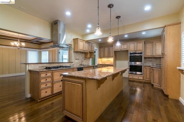 357 Alcatraz Ave, Oakland, CA 94618