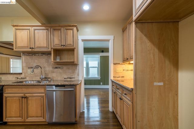 357 Alcatraz Ave, Oakland, CA 94618