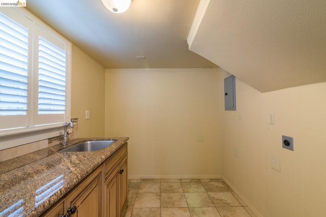 357 Alcatraz Ave, Oakland, CA 94618
