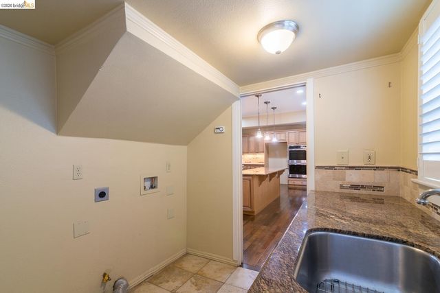 357 Alcatraz Ave, Oakland, CA 94618