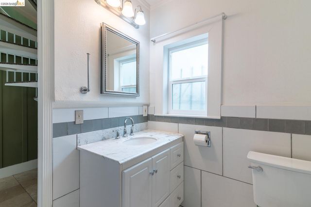 357 Alcatraz Ave, Oakland, CA 94618