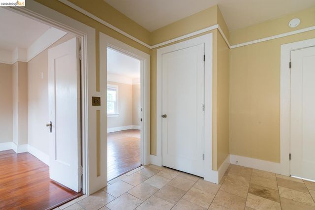 357 Alcatraz Ave, Oakland, CA 94618