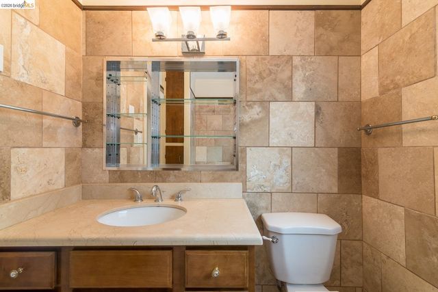 357 Alcatraz Ave, Oakland, CA 94618