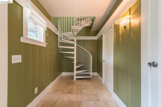 357 Alcatraz Ave, Oakland, CA 94618
