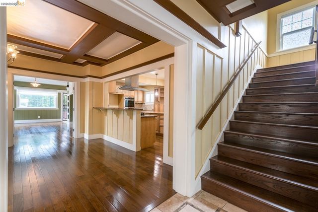 357 Alcatraz Ave, Oakland, CA 94618