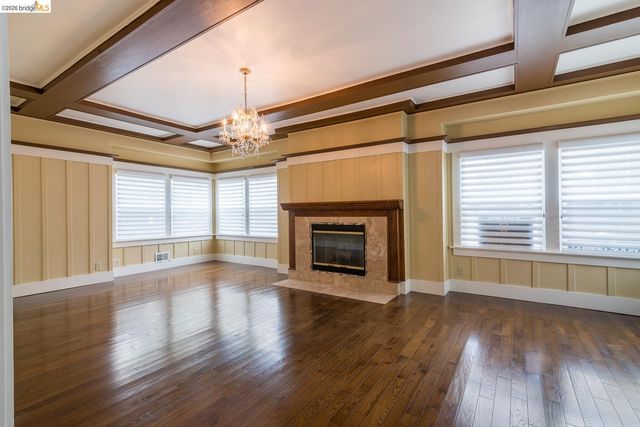 357 Alcatraz Ave, Oakland, CA 94618