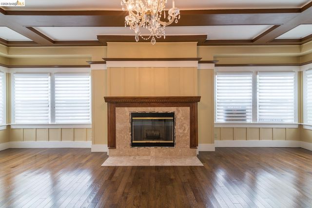 357 Alcatraz Ave, Oakland, CA 94618