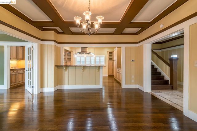 357 Alcatraz Ave, Oakland, CA 94618