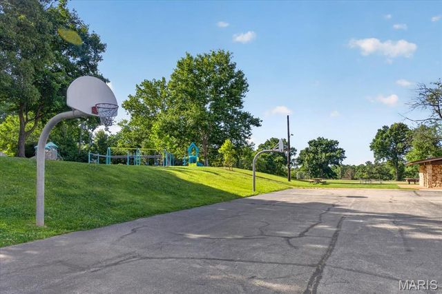 200 Hillcrest Boulevard, Ballwin, MO 63021