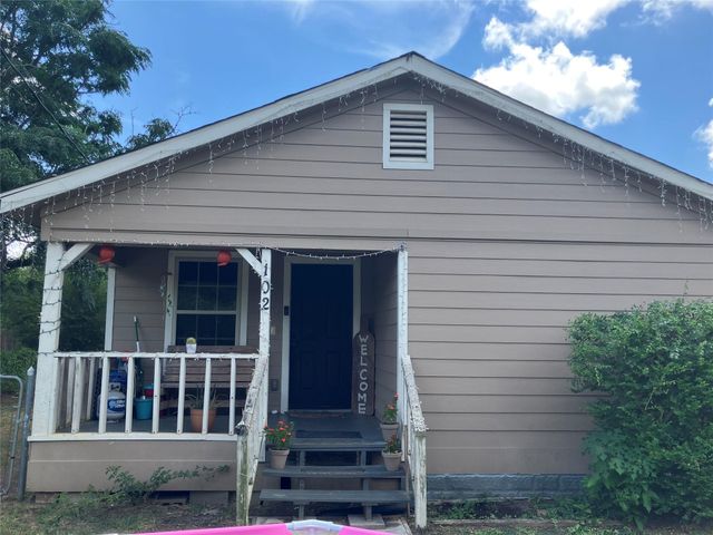 102 Avenue A, Willis, TX 77378
