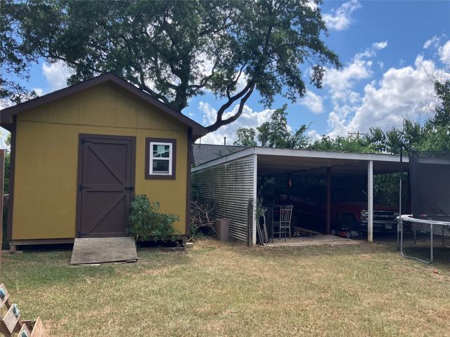 102 Avenue A, Willis, TX 77378