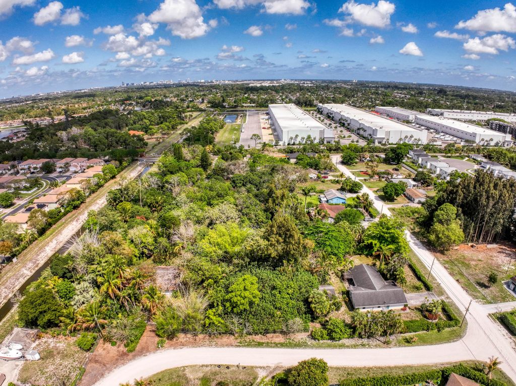 Image 3 of property listing at 475 1st Street, West Palm Beach, FL 33413