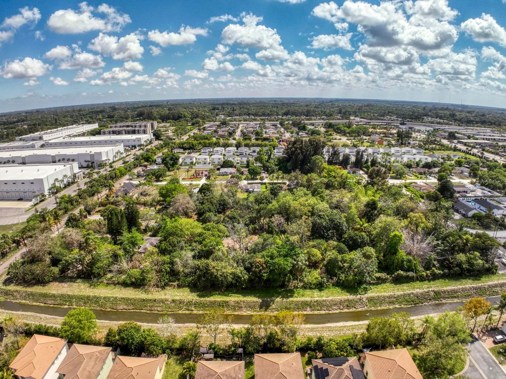 Image 4 of property listing at 475 1st Street, West Palm Beach, FL 33413