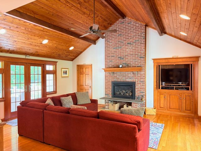 19 Bubbling Brook Rd, Walpole, MA 02081