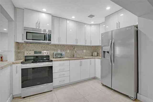 862 W 79th St, Hialeah, FL 33014