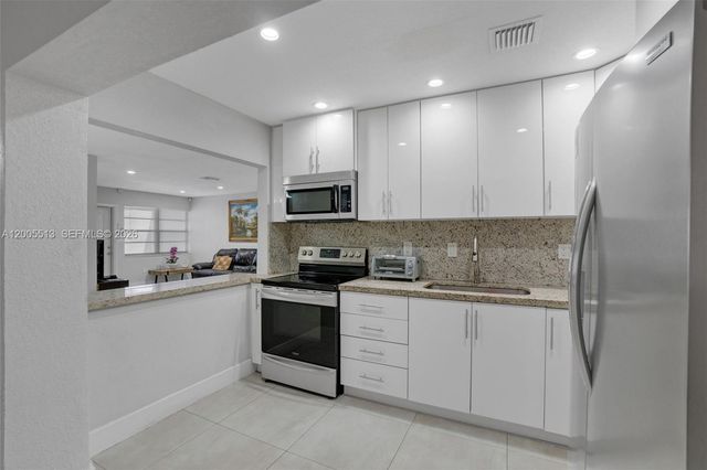 862 W 79th St, Hialeah, FL 33014