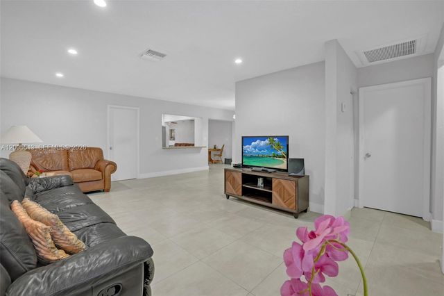 862 W 79th St, Hialeah, FL 33014