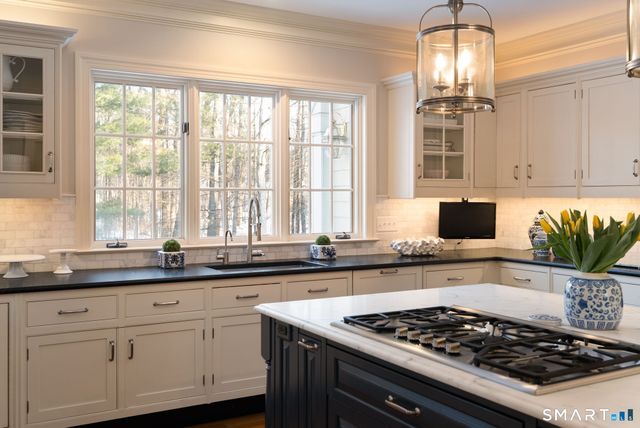 5 Pembroke Hill, Farmington, CT 06032