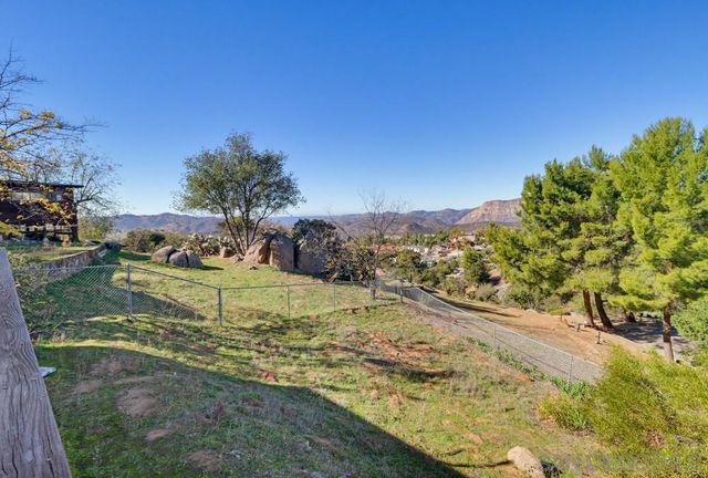 602 Starbright Ln, Alpine, CA 91901