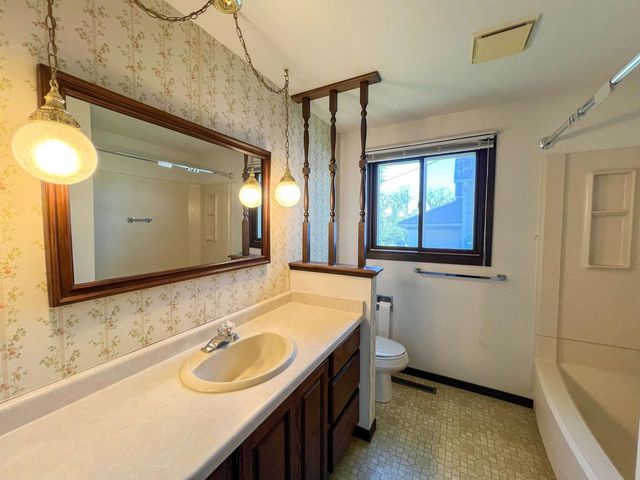 1027 Prairie Avenue, Hillsboro, WI 54634