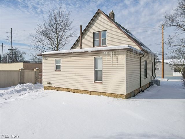 2411 8th Street, Cuyahoga Falls, OH 44221