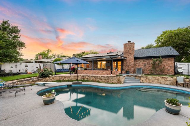 333 Mountainview Drive, Hurst, TX 76054