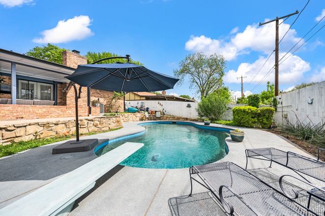 333 Mountainview Drive, Hurst, TX 76054