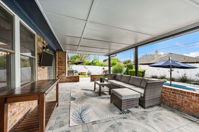 333 Mountainview Drive, Hurst, TX 76054