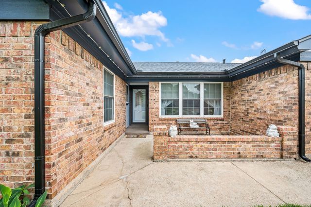 333 Mountainview Drive, Hurst, TX 76054