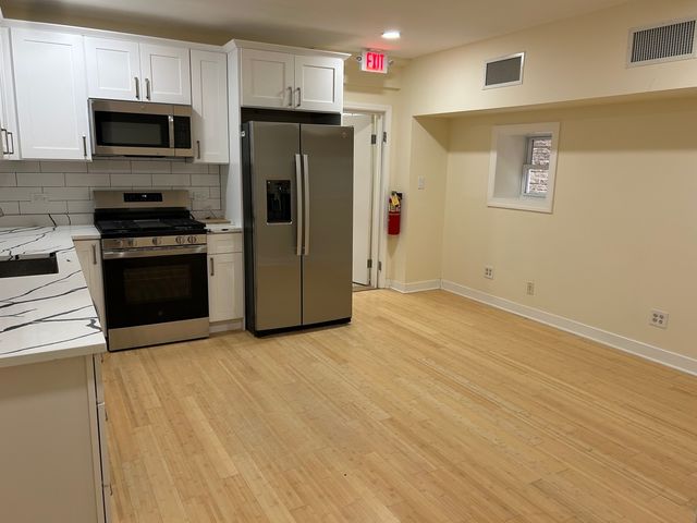 5746 N Milwaukee Avenue, Chicago, IL 60646