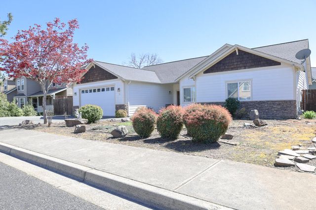 26 Pine Court, Eagle Point, OR 97524