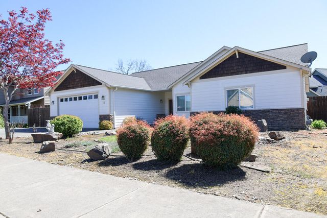 26 Pine Court, Eagle Point, OR 97524