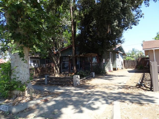 3135 E El Monte Way, Fresno, CA 93702