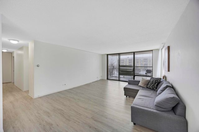 2000 Saint Regis Drive 4G, Lombard, IL 60148