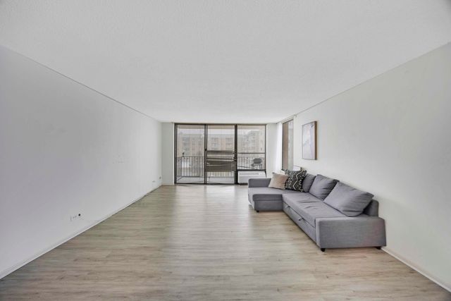 2000 Saint Regis Drive 4G, Lombard, IL 60148