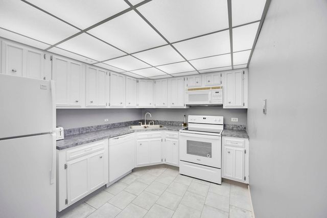 2000 Saint Regis Drive 4G, Lombard, IL 60148