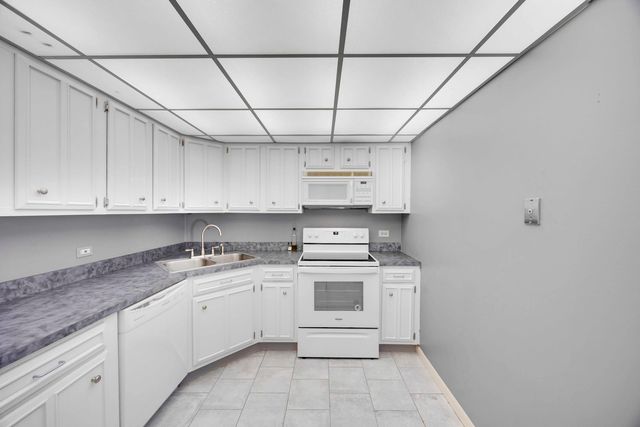 2000 Saint Regis Drive 4G, Lombard, IL 60148