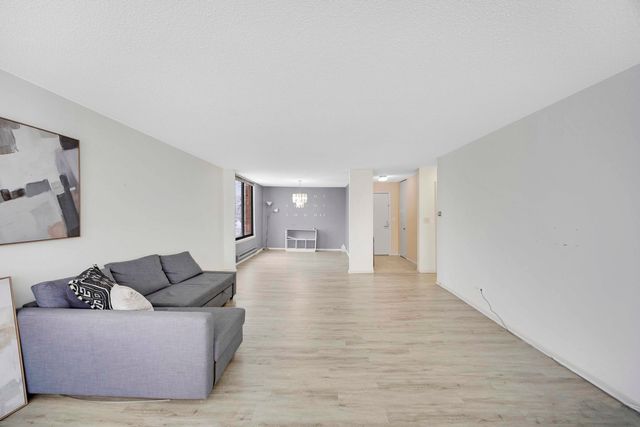 2000 Saint Regis Drive 4G, Lombard, IL 60148