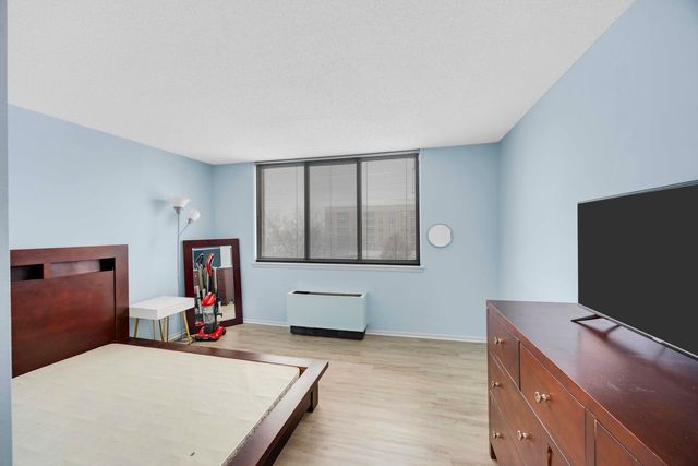 2000 Saint Regis Drive 4G, Lombard, IL 60148