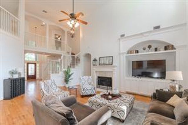 6 Greycrest Place, The Woodlands, TX 77382