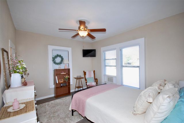 125 W Wallace ST, Gonzales, TX 78629