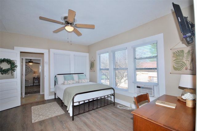 125 W Wallace ST, Gonzales, TX 78629