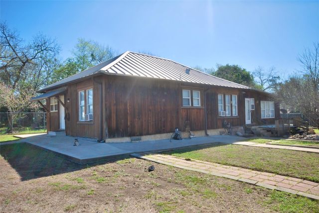 125 W Wallace ST, Gonzales, TX 78629