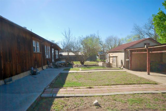 125 W Wallace ST, Gonzales, TX 78629