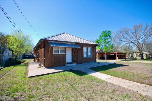 125 W Wallace ST, Gonzales, TX 78629