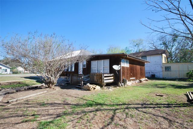 125 W Wallace ST, Gonzales, TX 78629