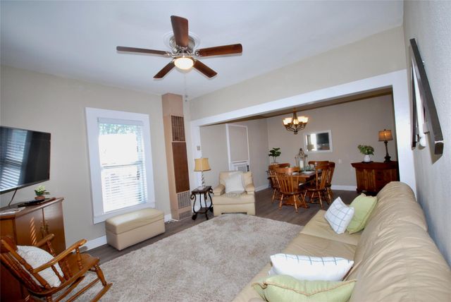 125 W Wallace ST, Gonzales, TX 78629