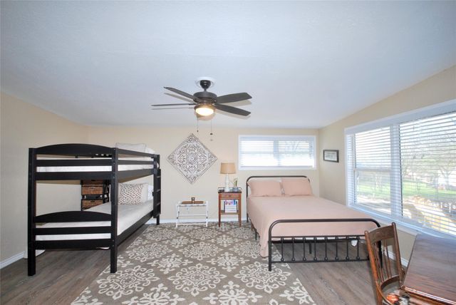 125 W Wallace ST, Gonzales, TX 78629