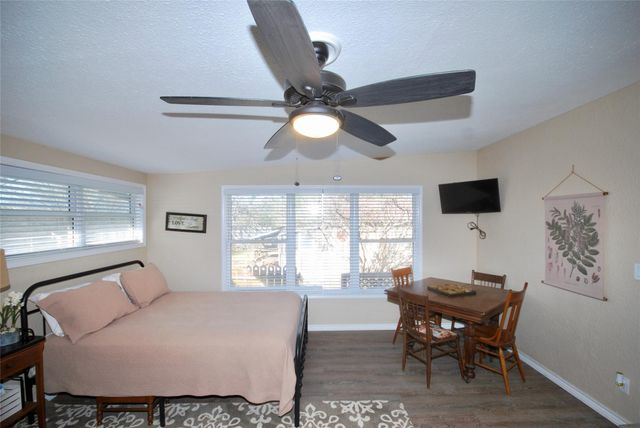 125 W Wallace ST, Gonzales, TX 78629